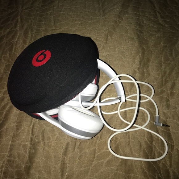 Beats Solo2 Wired White Headphones - Picture 5 of 6